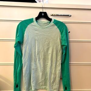 Long sleeve two tone green lululemon athletic top